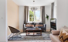 Sanders Charm - Endearing Two-Bedroom Apartment With Shared Garden